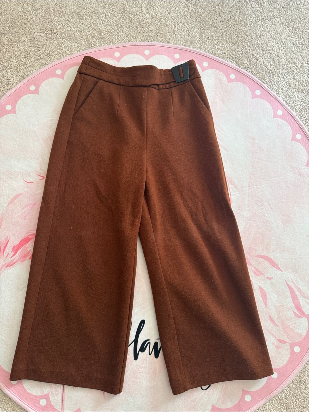 Stylish cropped wide‑leg pants in warm brown tone
